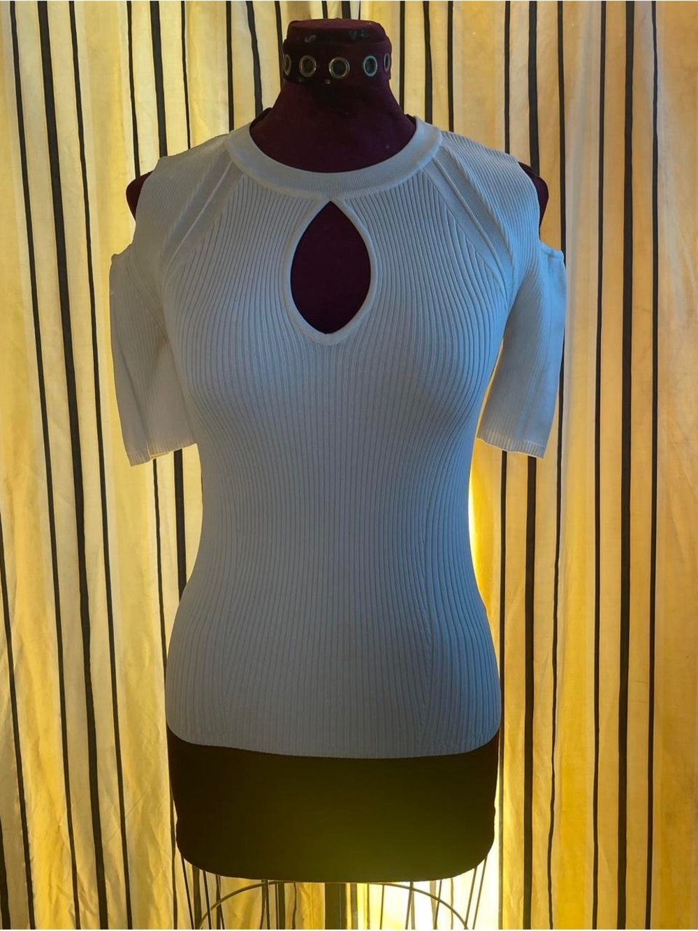 bebe White Cold-Shoulder Ribbed Keyhole Top